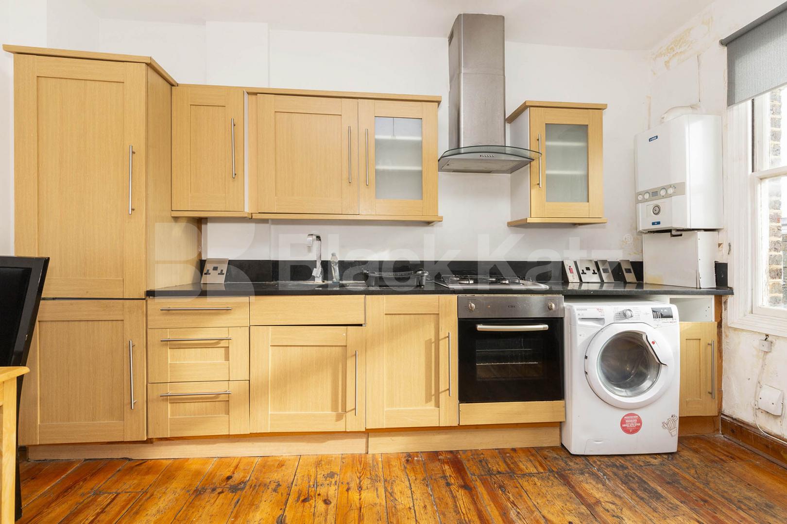 Top floor 3 bedroom property with roof terrace located close to Northern Line Davenant Road, Archway